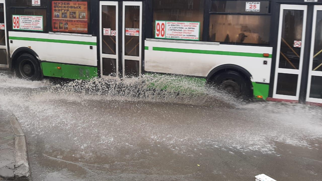 Фото «Скачем, как жабы на болоте»: двухдневный дождь устроил потоп на улицах Новосибирска 3
